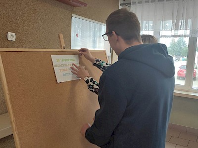 Uczniowie przygotowują gazetkę okolicznościową.