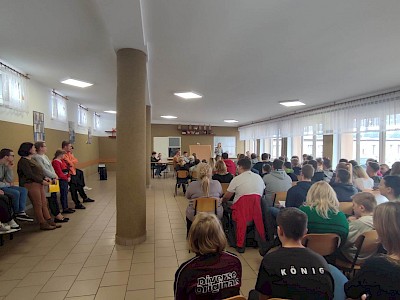 Uczniowie uczestniczący w apelu.