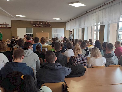 Uczniowie uczestniczący w apelu.