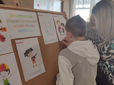 Uczniowie przygotowują gazetkę okolicznościową.